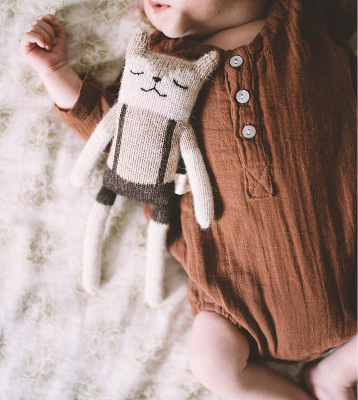 Bébé avec Petit faon tricoté en laine avec salopette