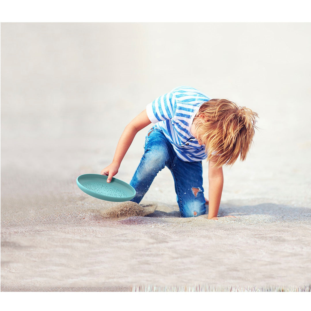 Enfant avec Frisbee et tamis à sable