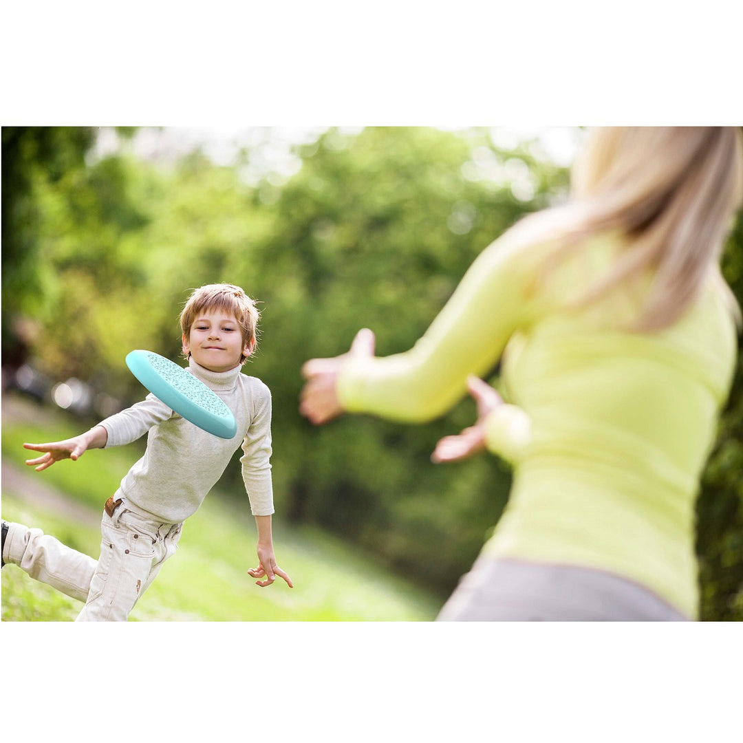 Enfants avec Frisbee et tamis à sable