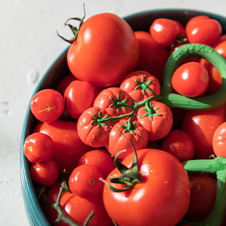 hochet et anneau de dentition en forme de tomates