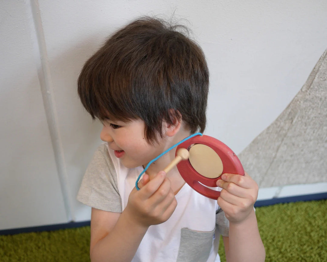 Enfant avec Instrument de musique en bois pour enfants