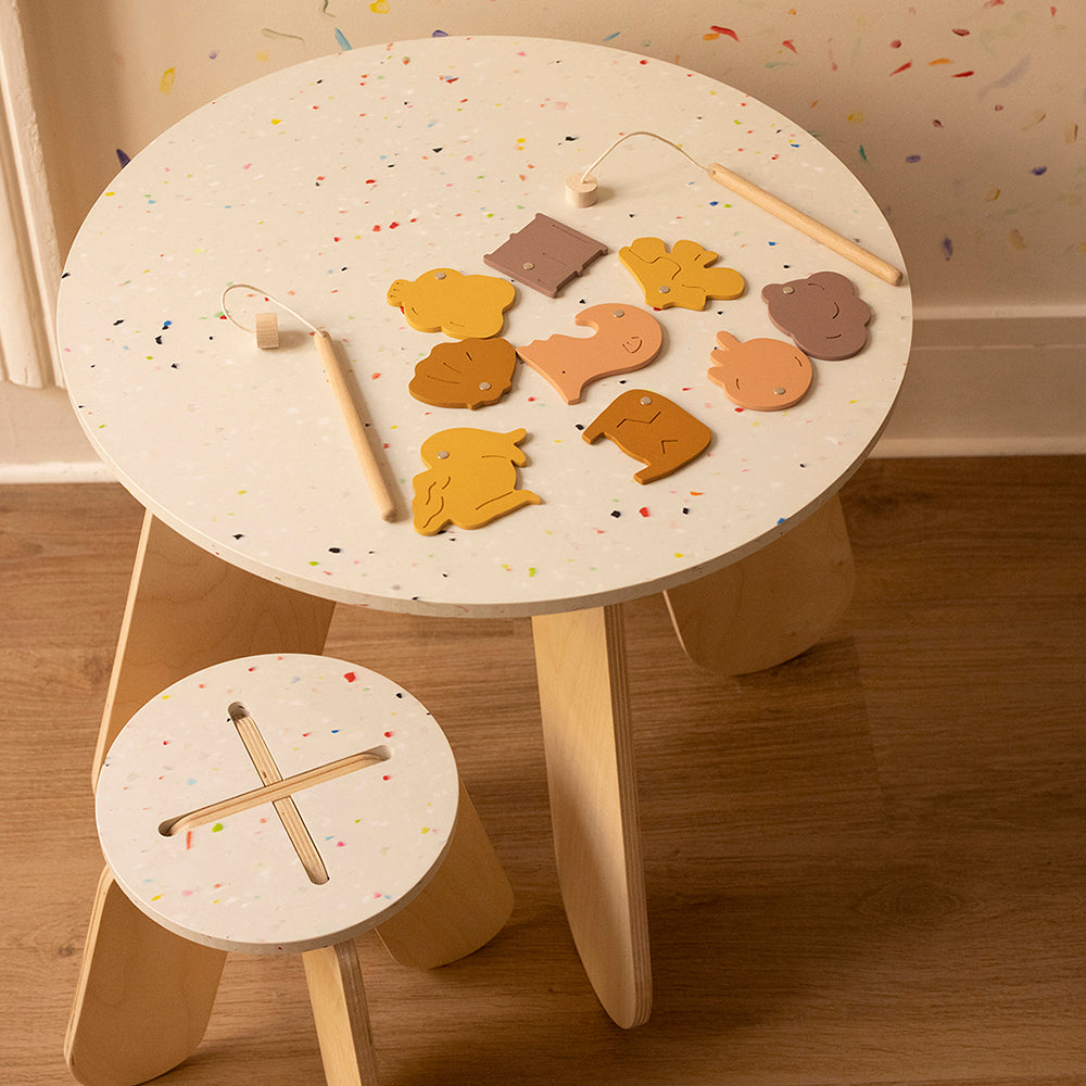 Jeu de pêche et de recyclage en bois sur un table