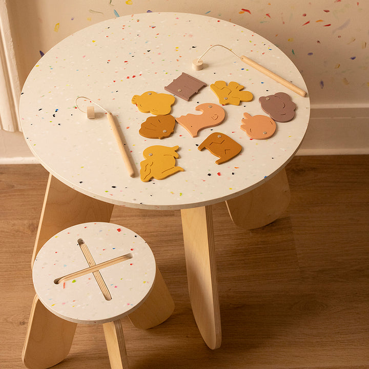 Jeu de pêche et de recyclage en bois sur un table