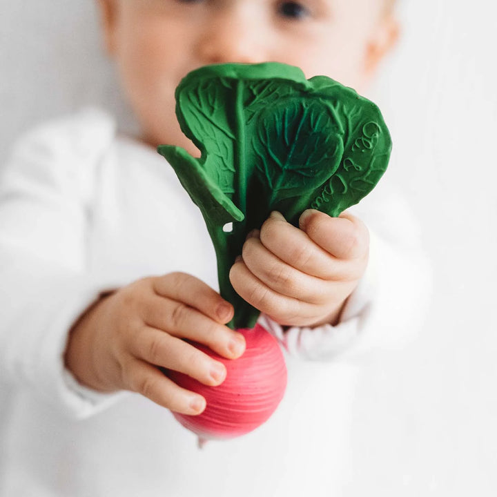 Bébé avec Jouet de dentition en forme de radis