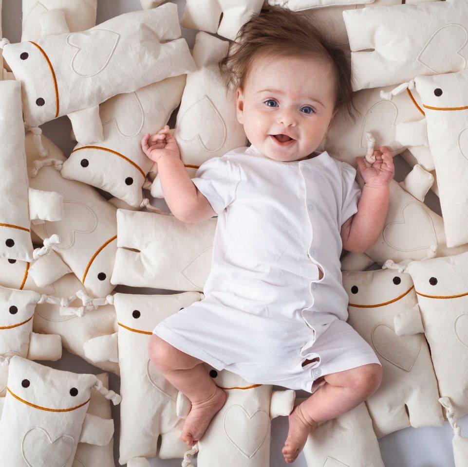 Bébé avec Monsieur Tsé Tsé peluches en coton bio