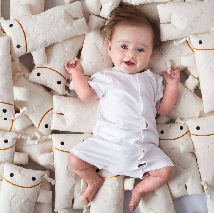 Bébé avec Monsieur Tsé Tsé peluches en coton bio