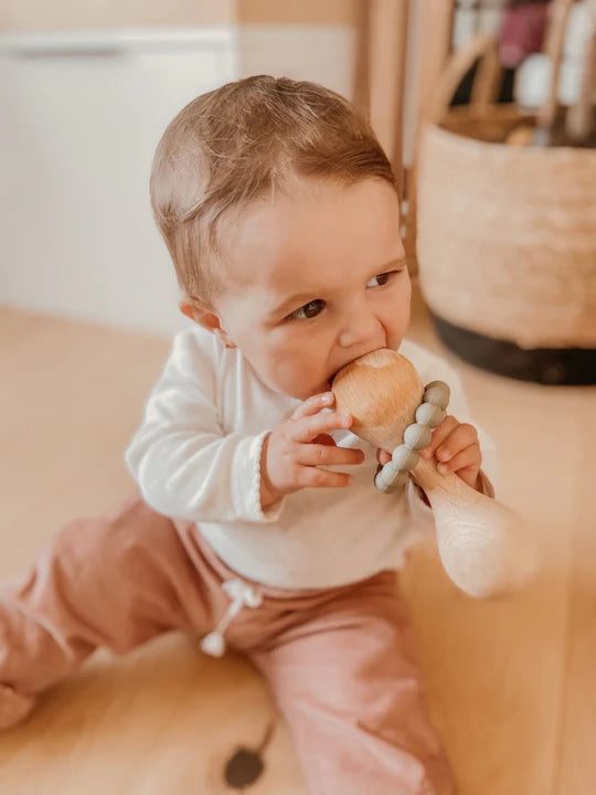 Bébé avec Maracas de dentition en bois