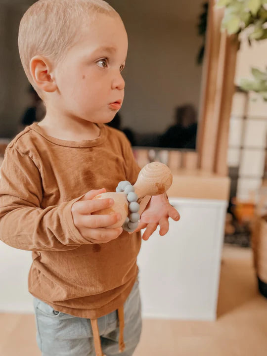 Bébé avec Maracas de dentition en bois