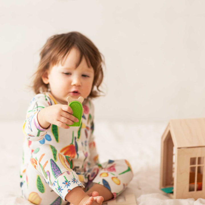 Enfant avec Marionnettes à doigt grenouille