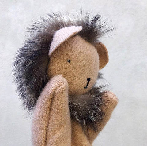 Marionnette à main lion en laine beige