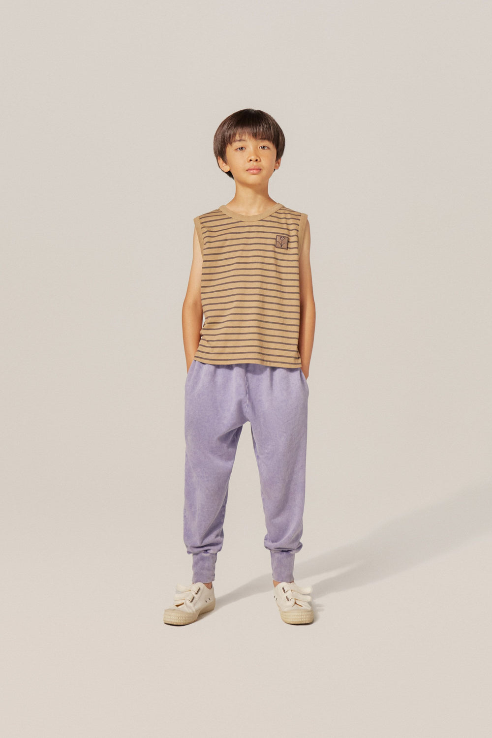 Garçon avec Pantalon jogging en coton bleu délavé