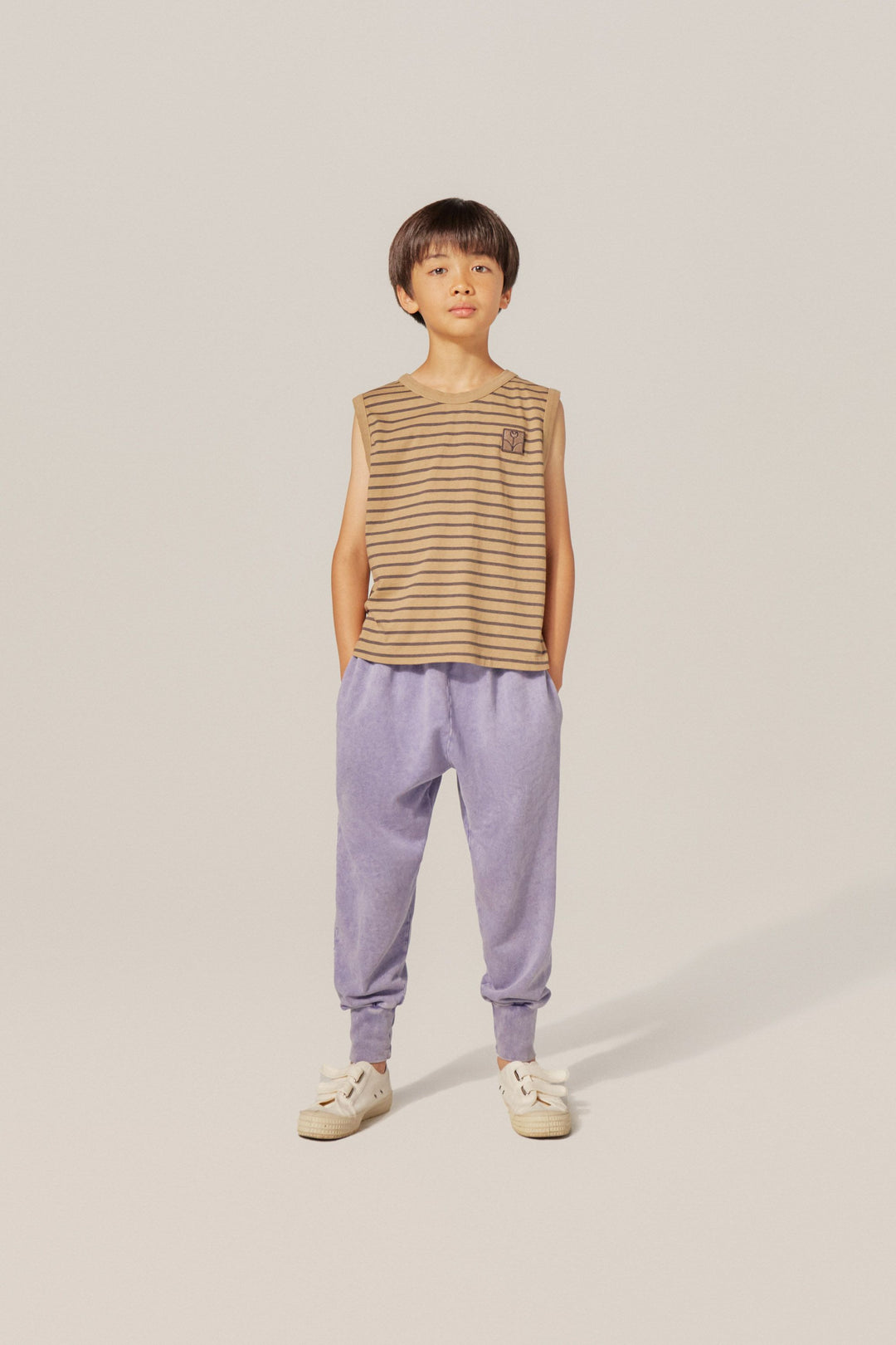 Garçon avec Pantalon jogging en coton bleu délavé