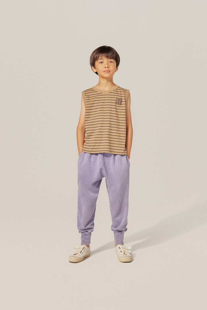 Garçon avec Pantalon jogging en coton bleu délavé