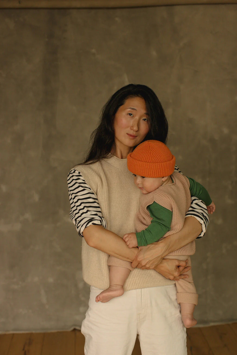 Maman avec bébé avec Pantalon tricoté en laine abricot