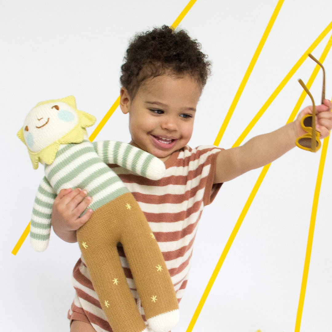 Enfant avec peluche tricotée sunny le soleil