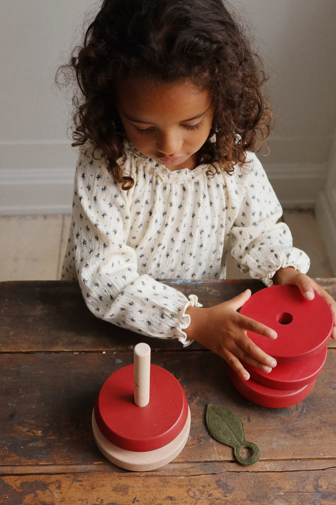 Fille avec Pomme en bois à empiler