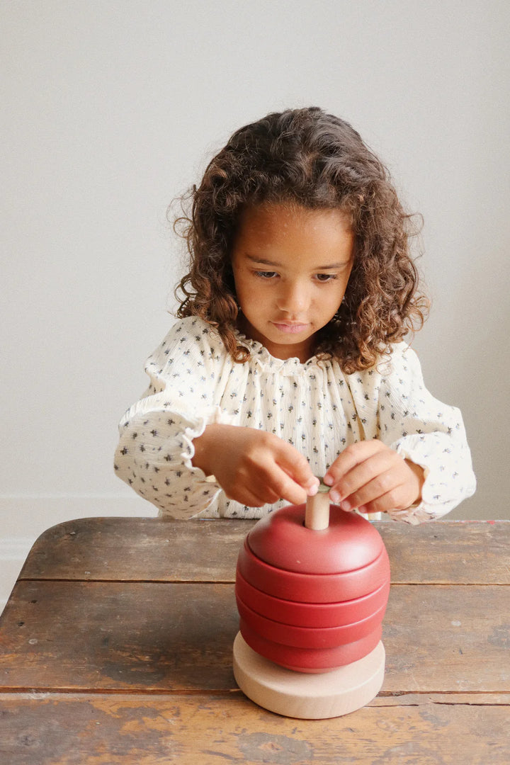 Fille avec Pomme en bois à empiler