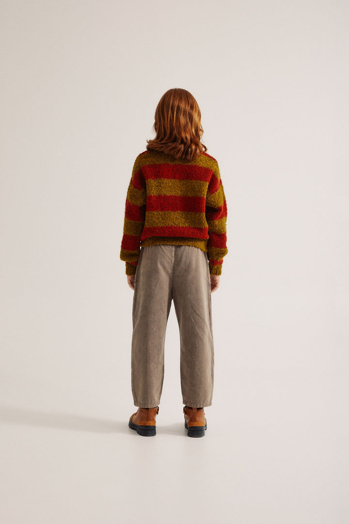 Enfant avec Pull rayé rouge et olive