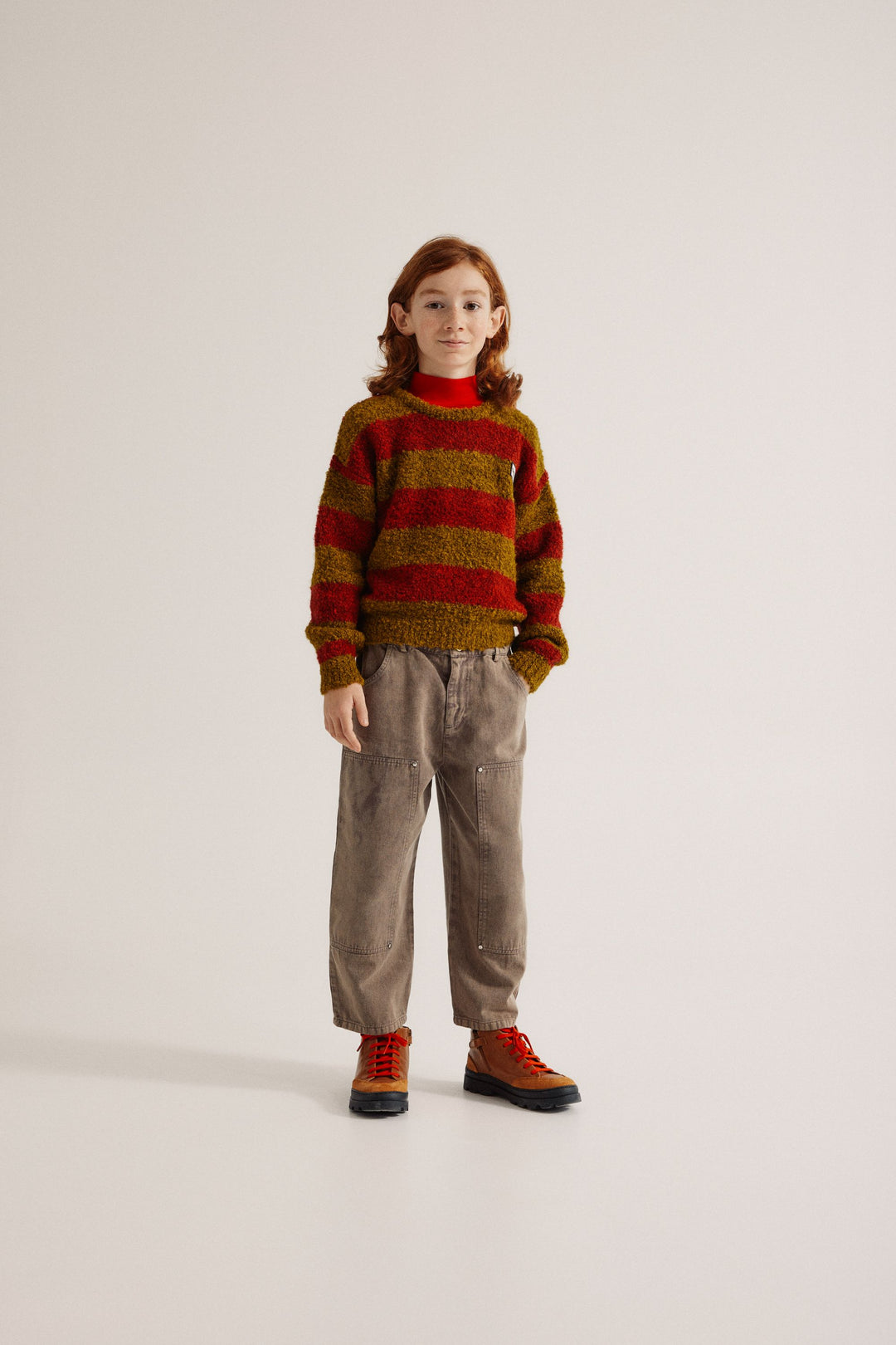 Enfant avec Pull rayé rouge et olive