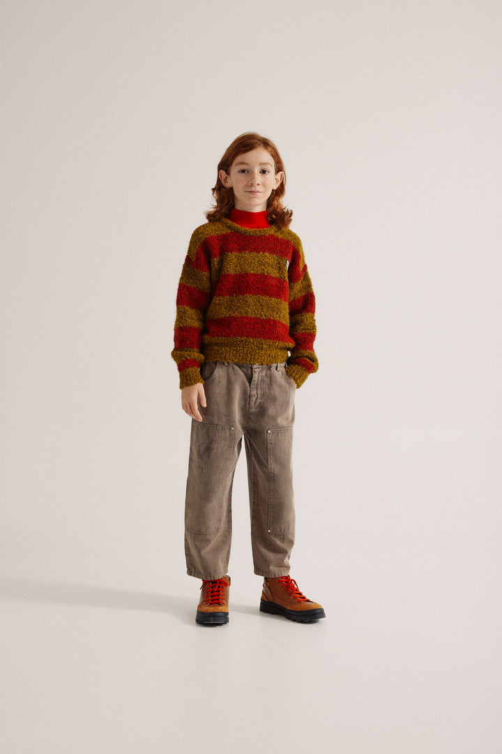 Enfant avec Pull rayé rouge et olive