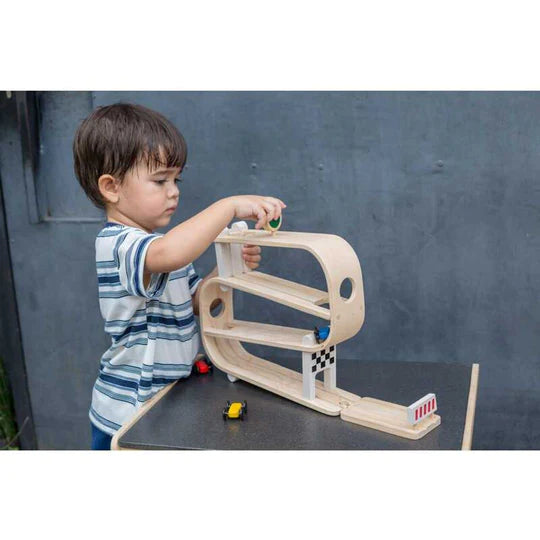 Enfant avec Rampe de course à étages en bois