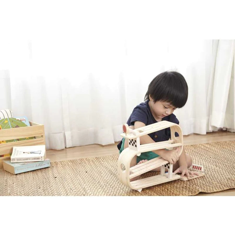 Enfant avec Rampe de course à étages en bois