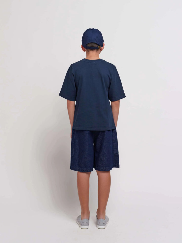 Garçon avec T-shirt pour enfant en coton bleu marin avec imprimé oiseau bleu et shorts en denim