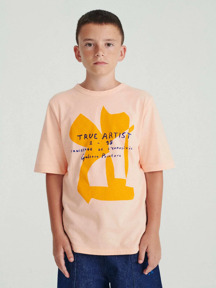 Garçon avec T-shirt en coton biologique saumon doux avec imprimé True Artist sur le devant