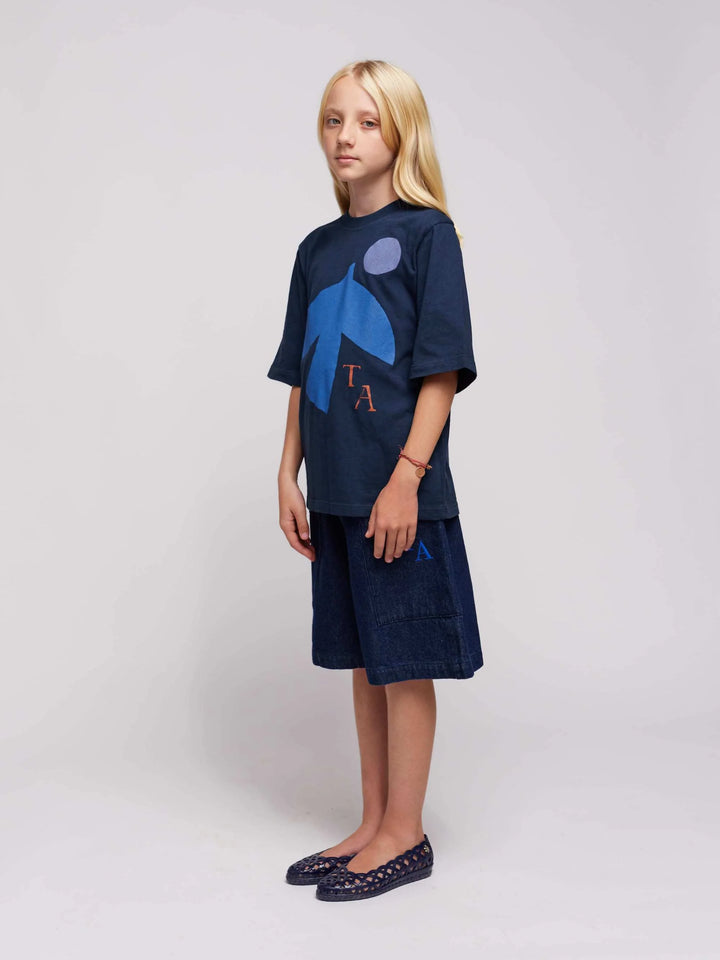 Fille avec T-shirt pour enfant en coton bleu marin avec imprimé oiseau bleu et shorts en denim