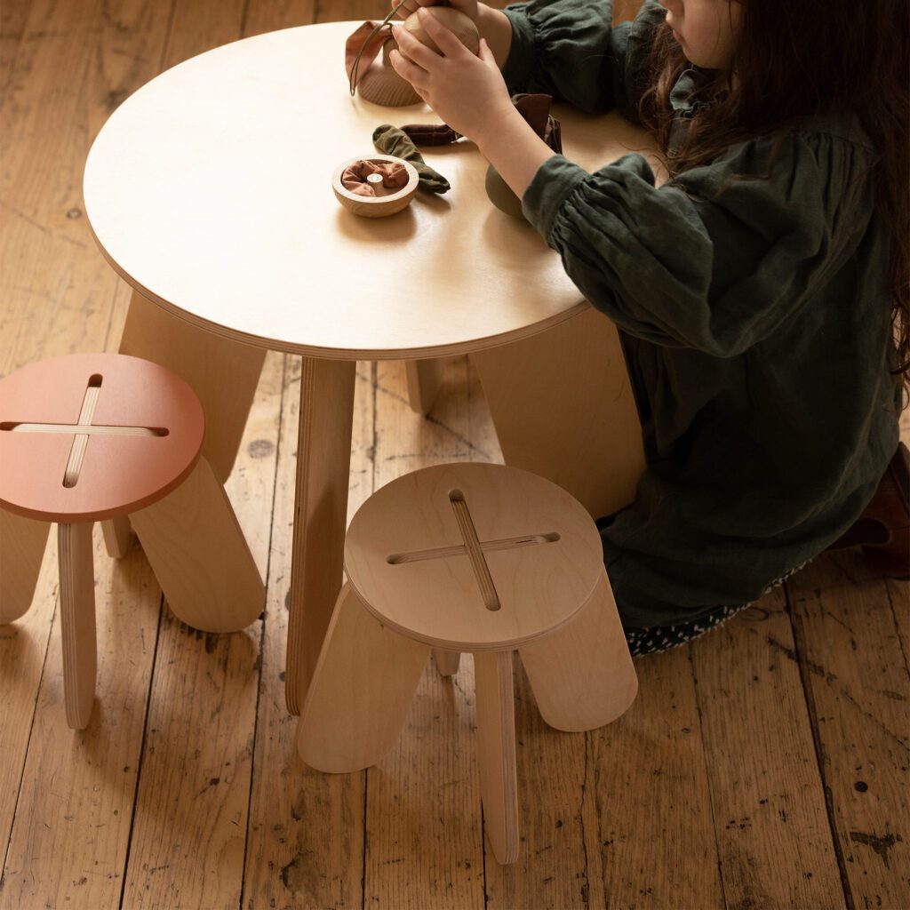 Fille qui joue sur un Table et tabourets
