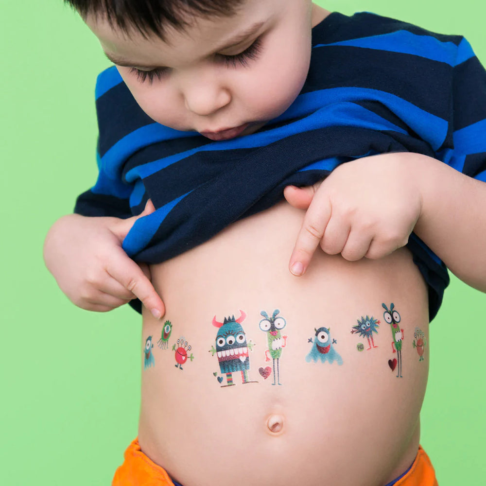 Enfant avec Tatouages temporaires Les monstres