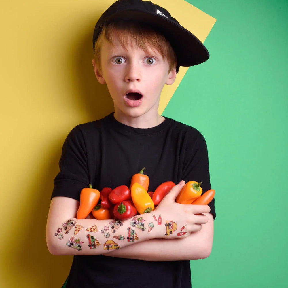 Enfant avec Tatouages temporaires Les camions de nourriture