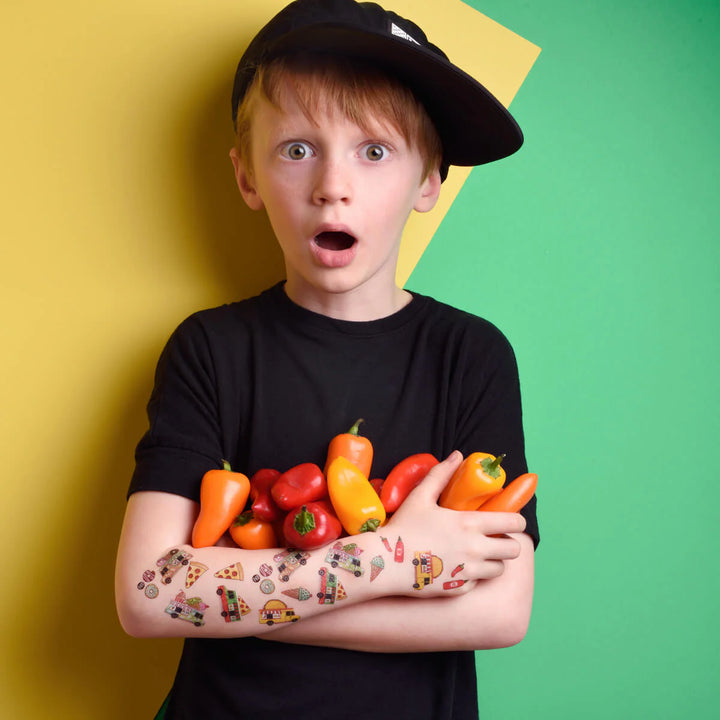 Enfant avec Tatouages temporaires Les camions de nourriture