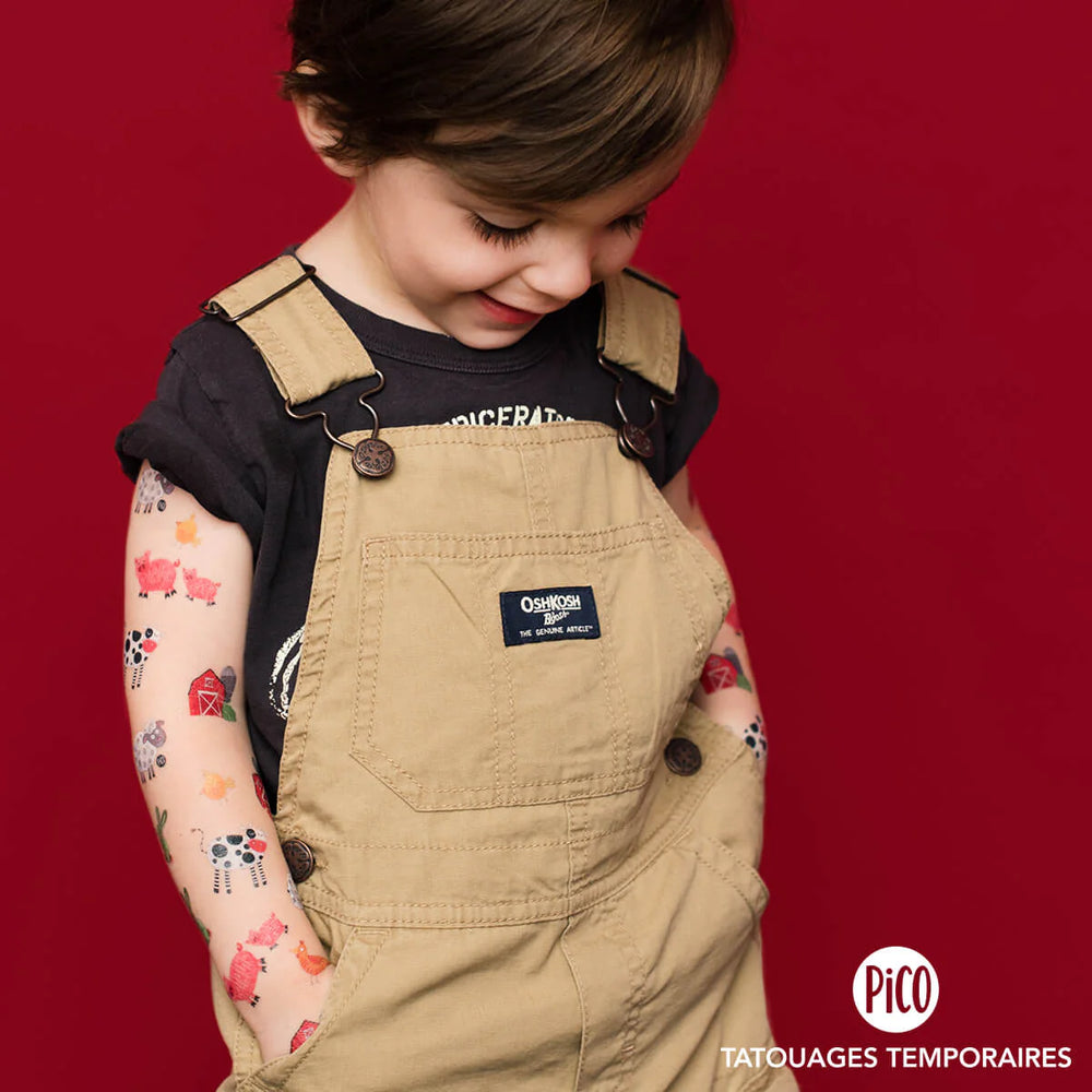Enfant avec Tatouages temporaires ma journée à la ferme