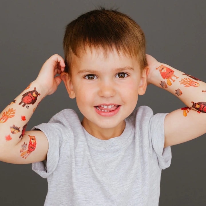 Enfant avec Tatouages temporaires Les animaux du Canada