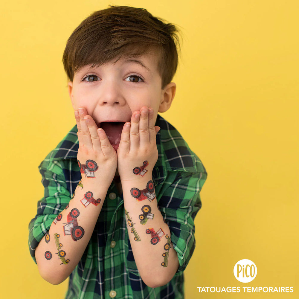 Enfant avec Tatouages temporaires Les tracteurs