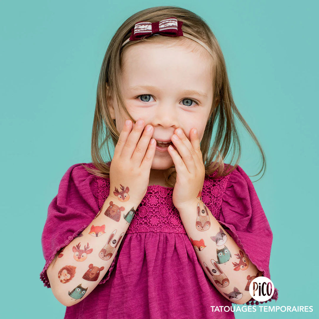 Fille avec Tatouages temporaires Les animaux de la forêt