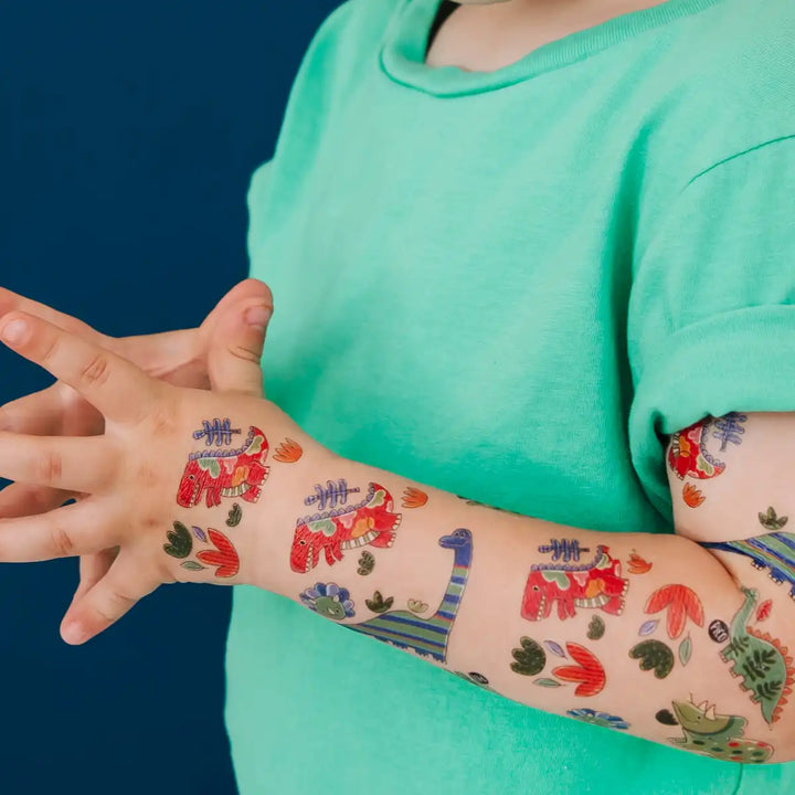 bras d'enfant avec Tatouages temporaires Les dinos colorés