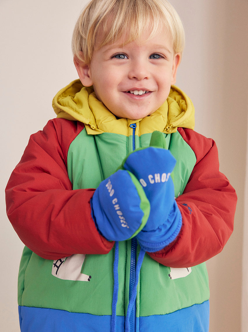 Enfant avec Veste à capuche vert, bleu rouge et jaune avec imprimé écureuil