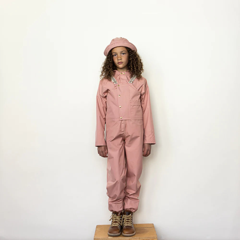 Kid posing wearing Fairechild Chapeau pêcheur de pluie rose