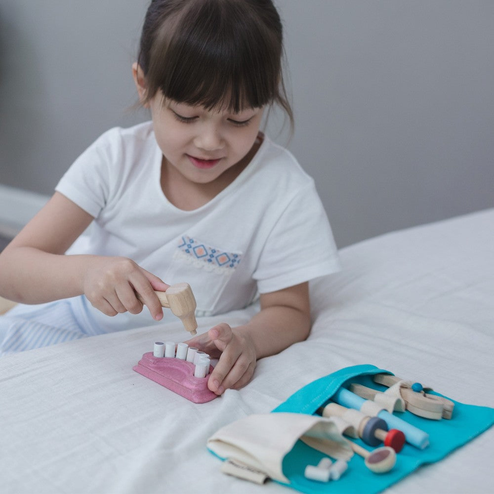 plan toys montreal quebec canada 3493 dentist set pretend play ensemble de dentiste imitation jouet de bois wooden toy
