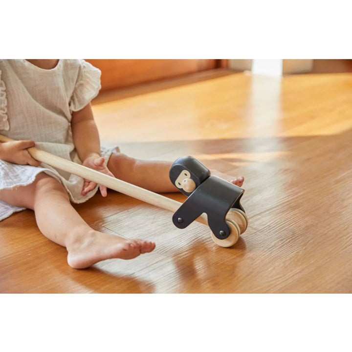 Enfant avec Plan Toys Jouet 2 en 1 à pousser et tirer - Gorilla