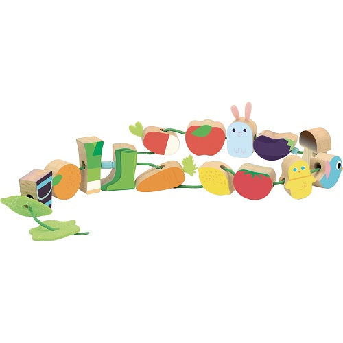 Jeu de 14 perles en bois illustrées sur le thème de la ferme, à enfiler sur un lacet pour développer la motricité fine.