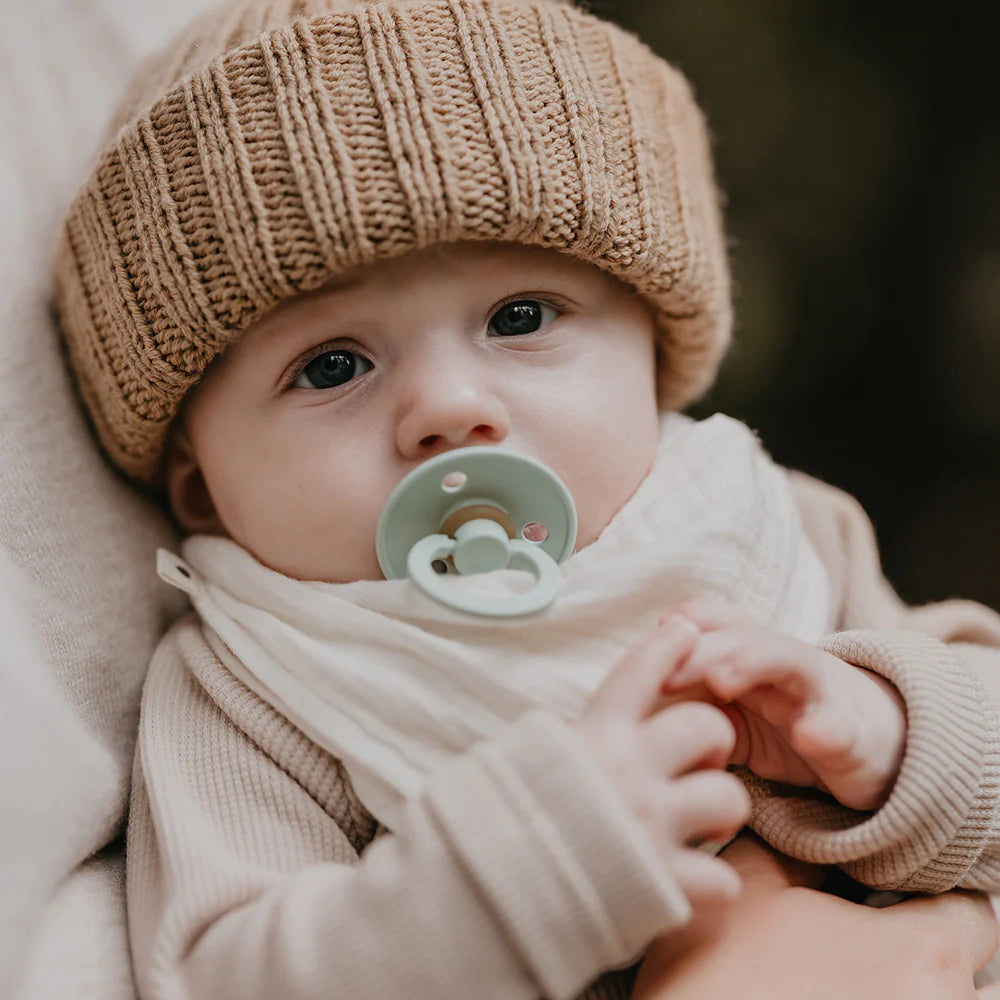 Bébé avec Bavoir bandana BIBS en mousseline Ivory