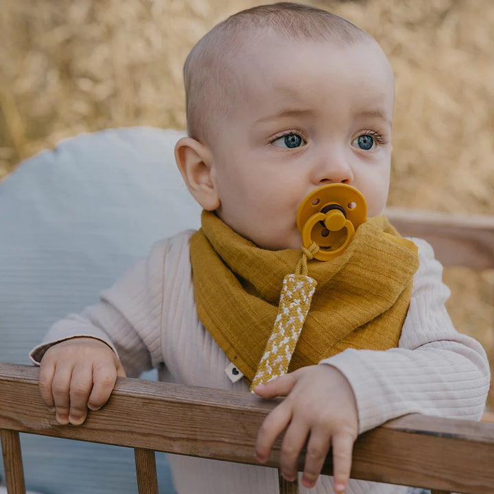 Bébé avec Bavoir bandana BIBS en mousseline Mustard