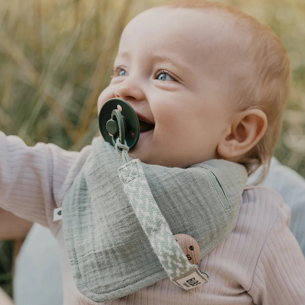 Bébé avec Bavoir bandana BIBS en mousseline Sage 