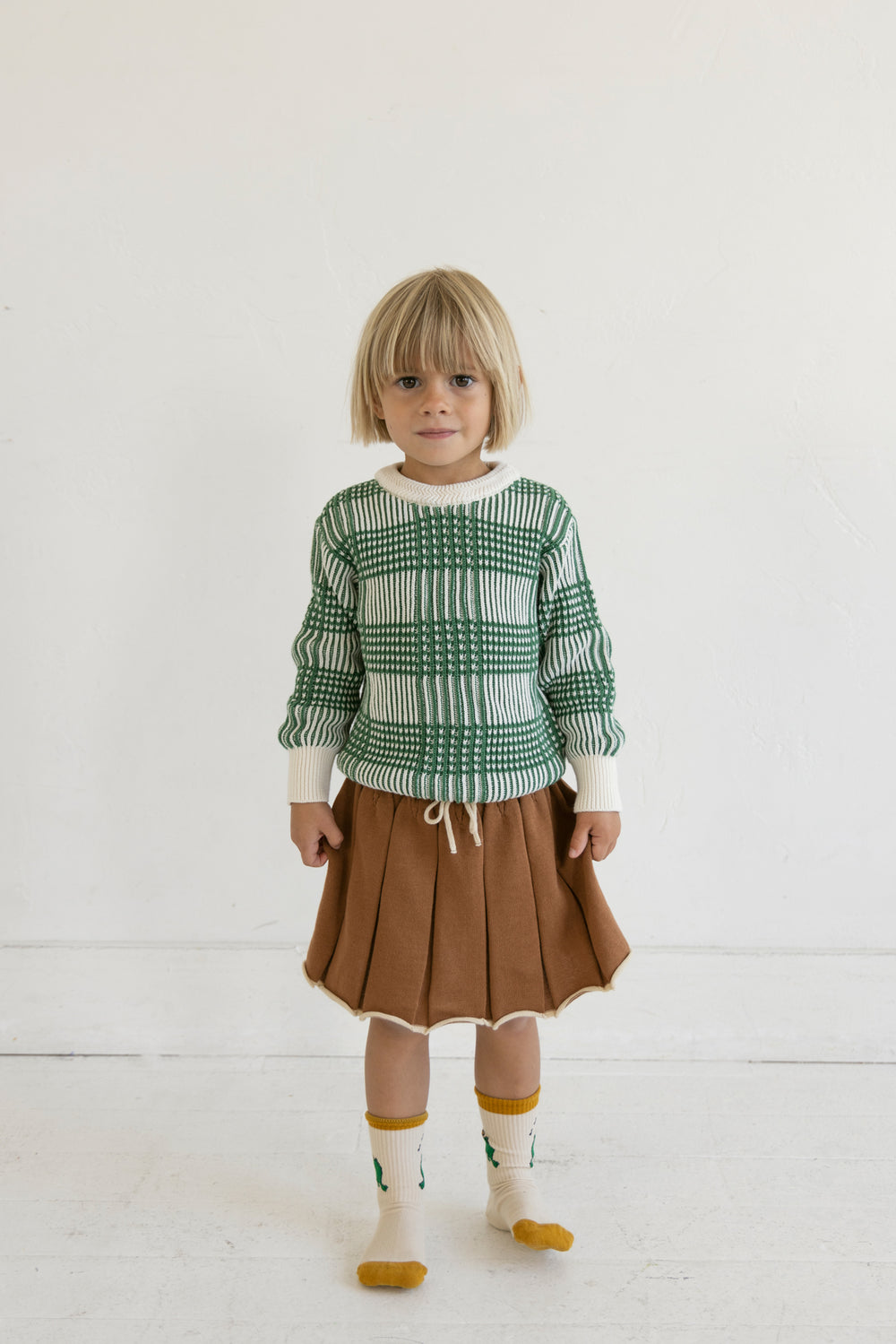 Enfant avec Fin & Vince AW22 - Jupe Matilda Cannelle et pull vert et beige