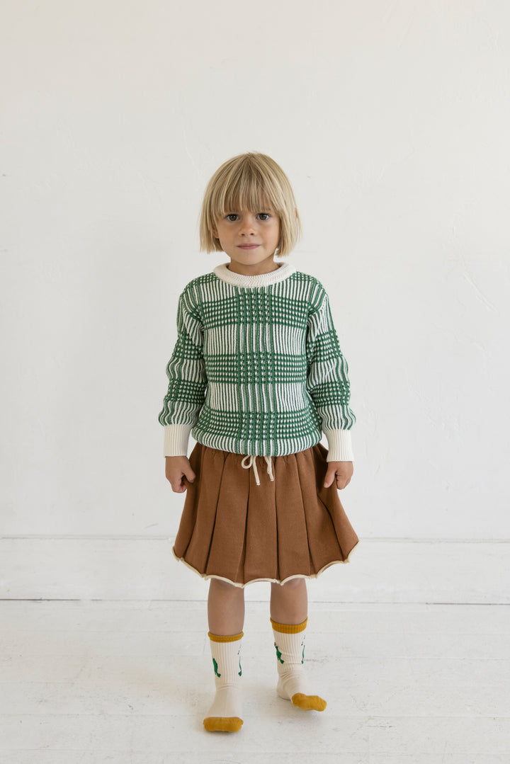 Enfant avec Fin & Vince AW22 - Jupe Matilda Cannelle et pull vert et beige