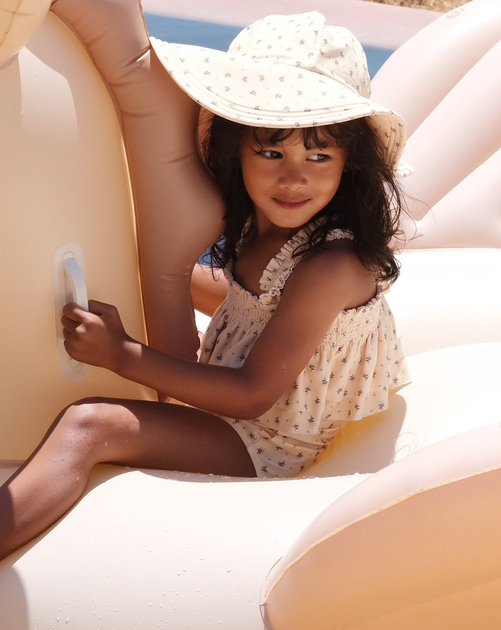 Fille avec Konges Sløjd Chapeau de soleil Point bleu