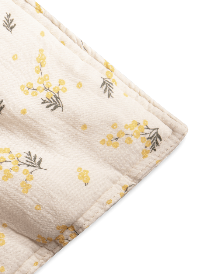 Couette en mousseline beige avec jeune Mimosa
